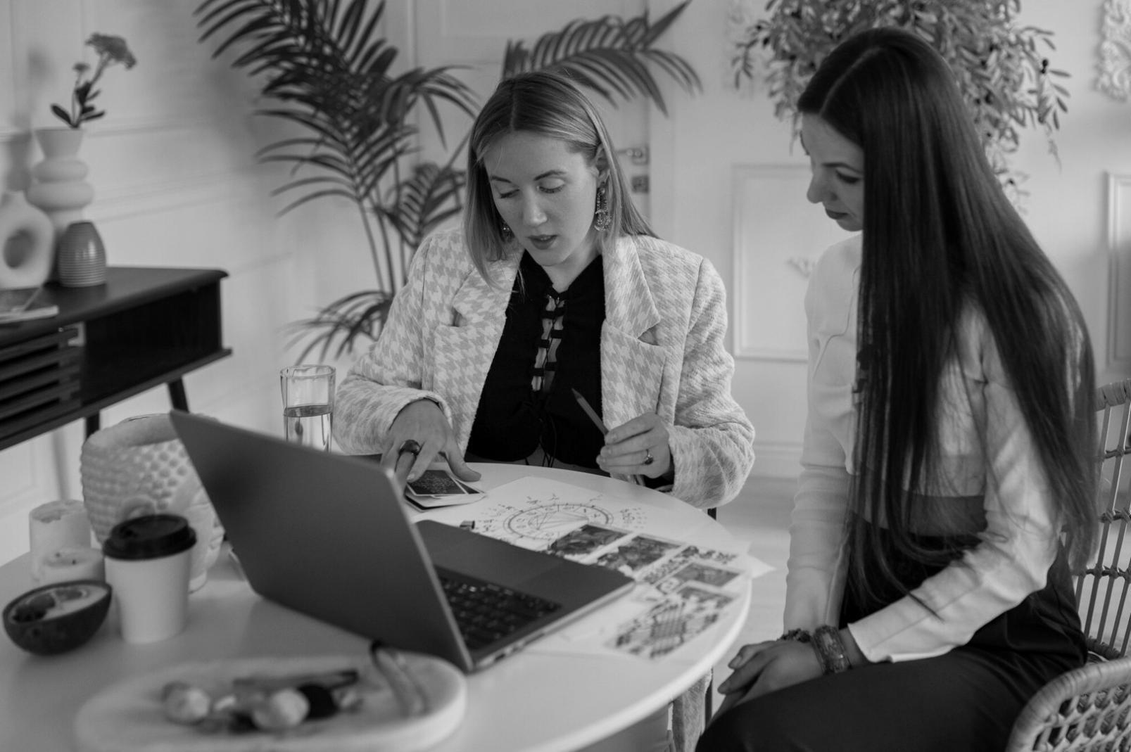Finanzanalyse-Team bei der strategischen Marktbewertung
